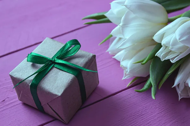 tulips, gift, flowers, white flowers, gift box, flower wallpaper, nature, packed, beautiful flowers, surprise, celebration, bloom, blossom, flower background, flora. How to tell which reciprocity technique is being used on you