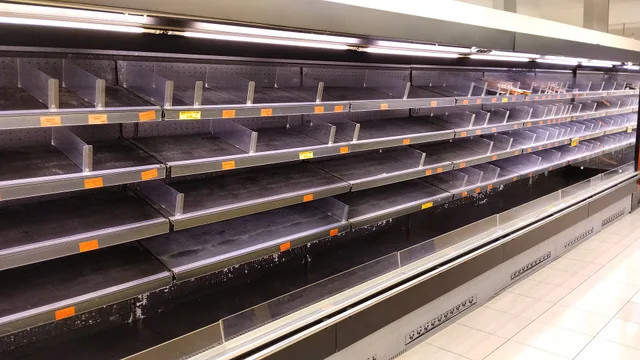 After the DANA that hit the province of Valencia, and due to an alert in the province of Castellón on October 31, 2024 at 11:50 am, several residents of the Castellón capital bought en masse in different supermarkets that were open. In this image, taken after the afternoon in a Mercadona in the city. Scarcity Examples: 4 Online Claims to Audit