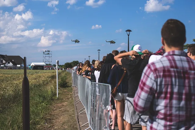 people, control, crowd, fence, festival, field, fly, flying, helicopter, helicopters, line, queue, nature, sky, summer, wait, waiting. Reading social proof honestly: what a crowd number can and cannot tell you