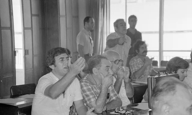 Meeting at the Histadrut. Unity principle at work: 6 belonging cues that change a US team's yes